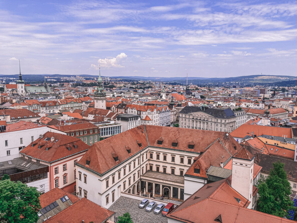 Vyhľad na Brno z veží na kostole Petra a Pavla