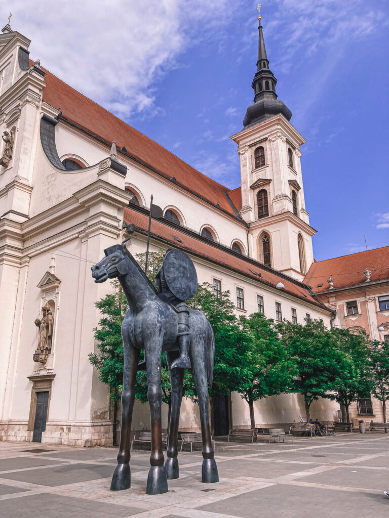 Pohľad na Moravské námestí a sochu Jošta
